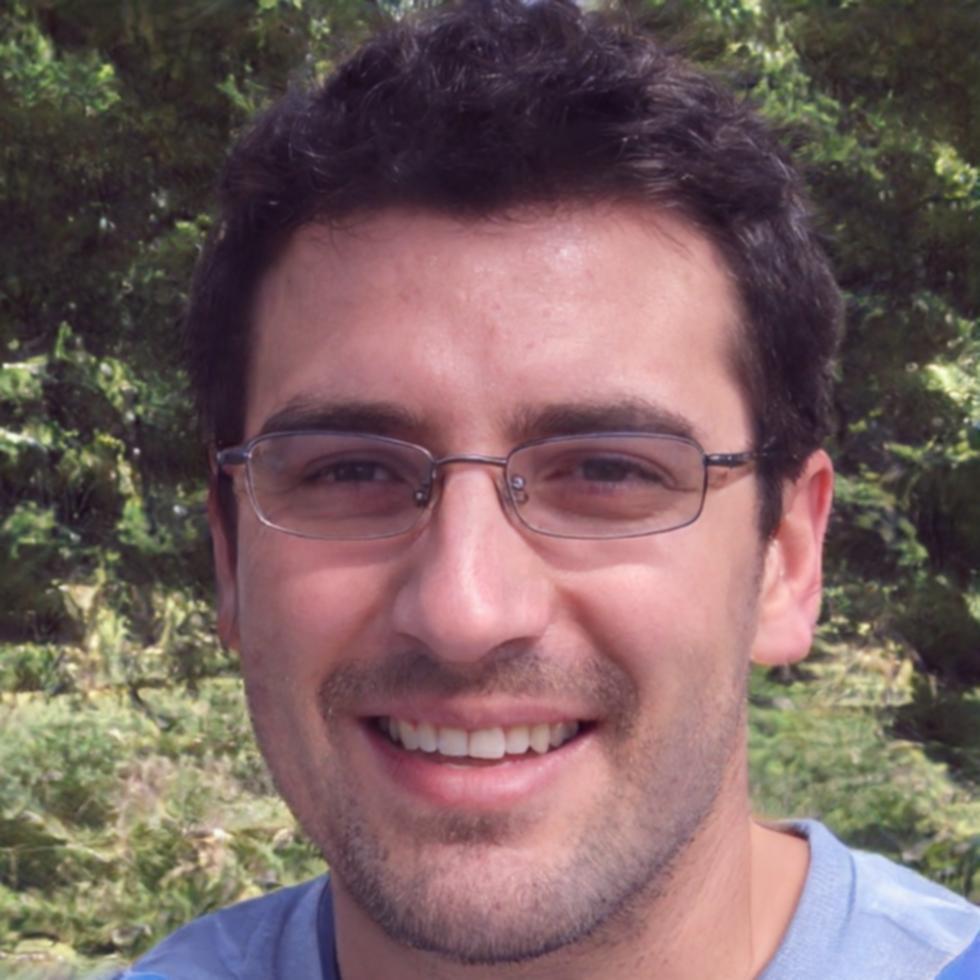 Erfahrener Seminarleiter in professioneller Lernumgebung